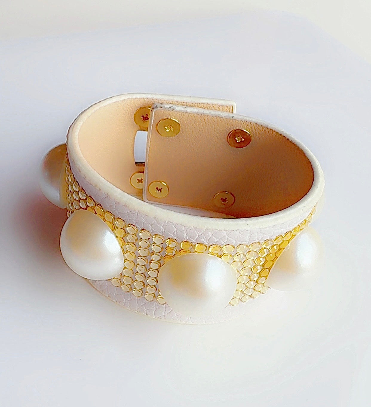 Big Pearl Leather Cuff