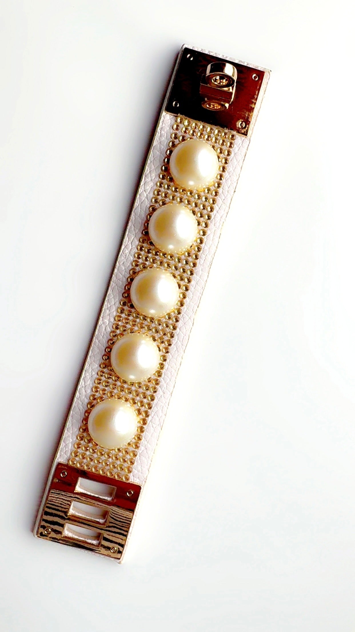 Big Pearl Leather Cuff