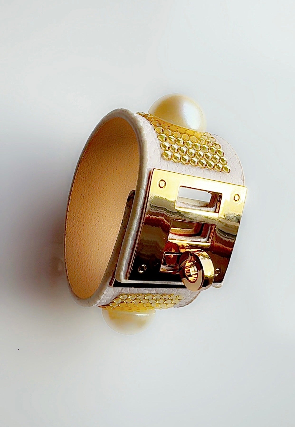 Big Pearl Leather Cuff