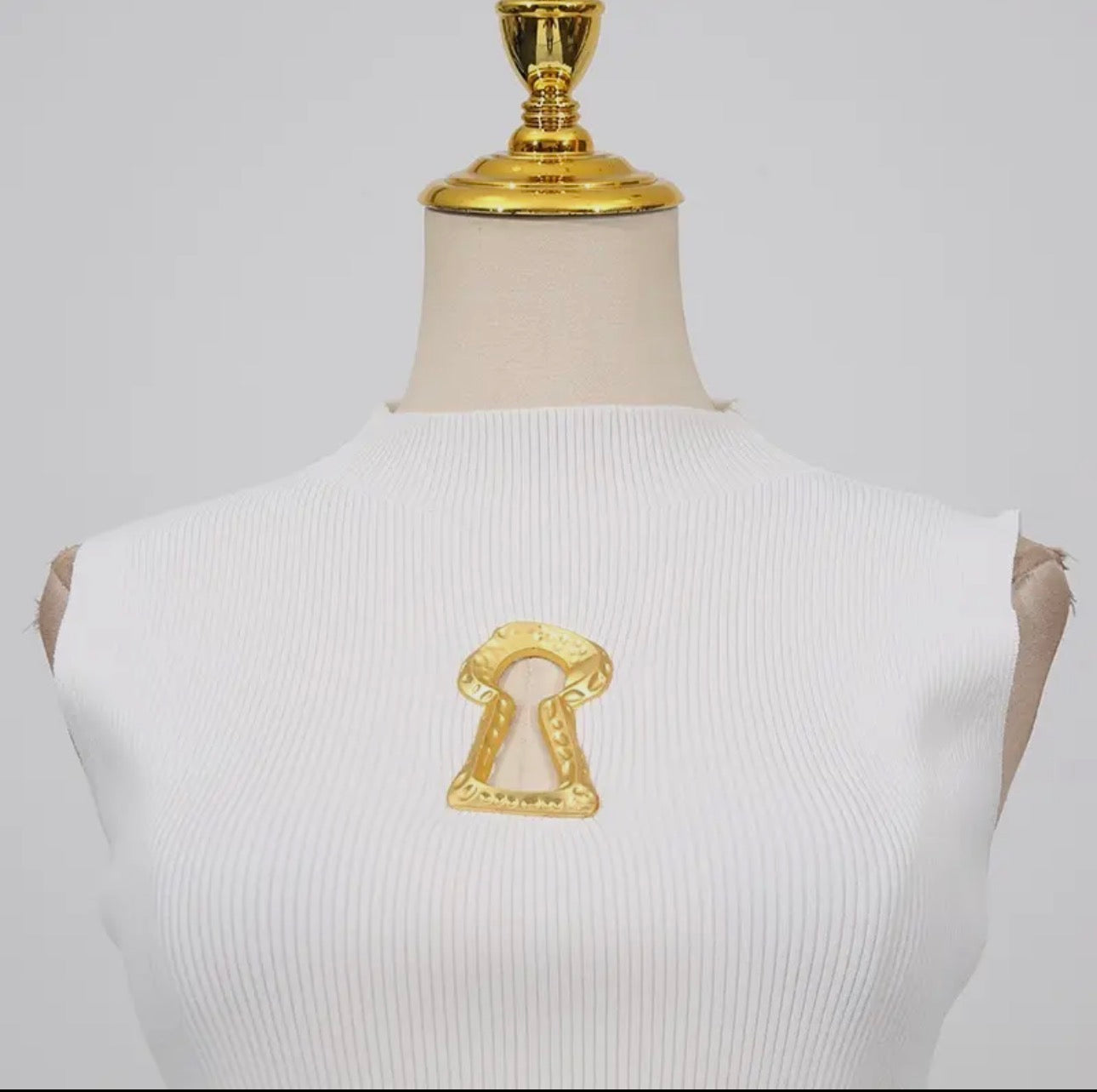 Key Hole Sleeveless Vest