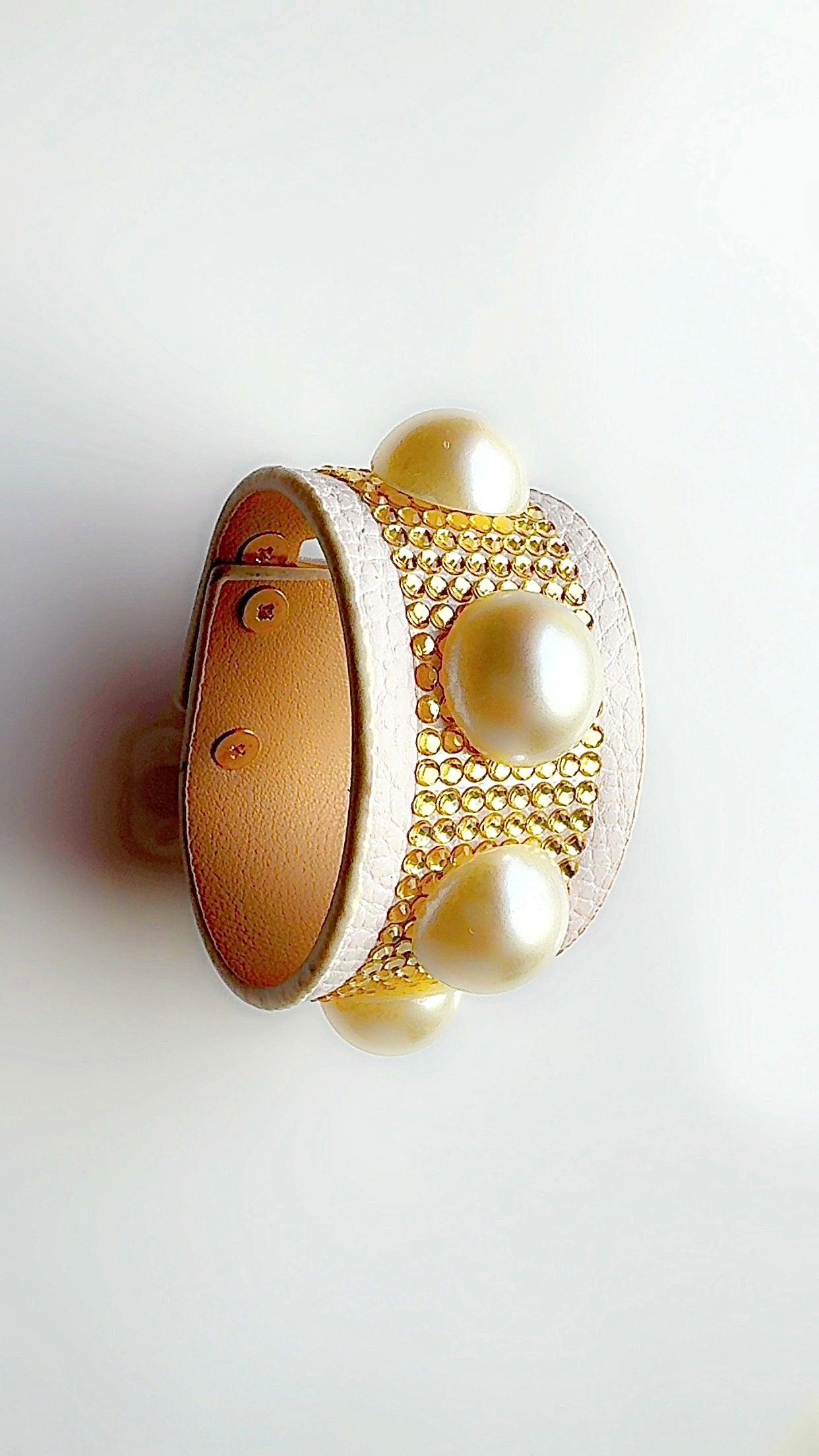 Big Pearl Leather Cuff